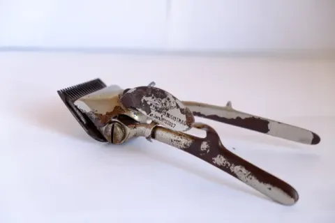 📕🖋#DumbríaNaHistoria. Combatendo unha pandemia cunha bañeira de zinc e unha máquina de cortar o pelo 📕🖋#DumbríaNaHistoria. Combatendo unha pandemia cunha bañeira de zinc e unha máquina de cortar o pelo